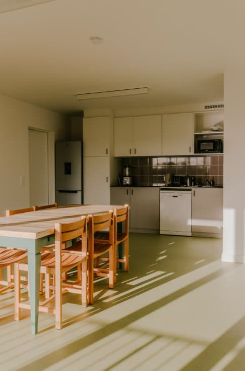 Séjour-cuisine de la colocation avec frigo américain, Résidence Rosolino Bruz