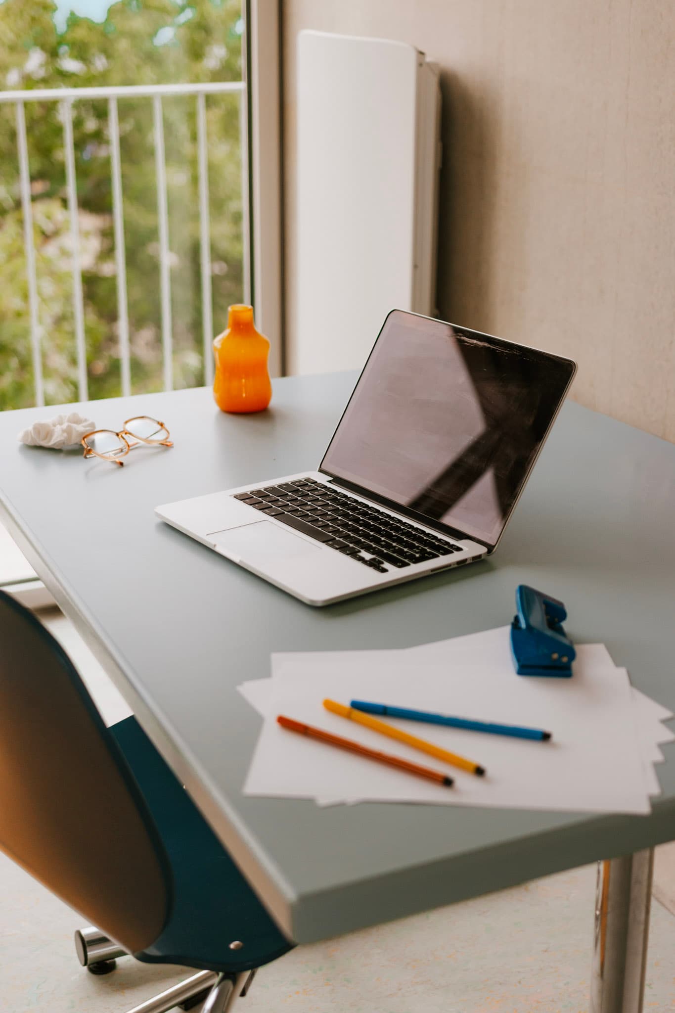 Espace bureau avec vue sur le balcon, studio Résidence Rosolino