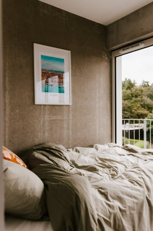 Chambre du T1 avec lit 140 cm et vue sur le balcon, Résidence Rosolino Bruz