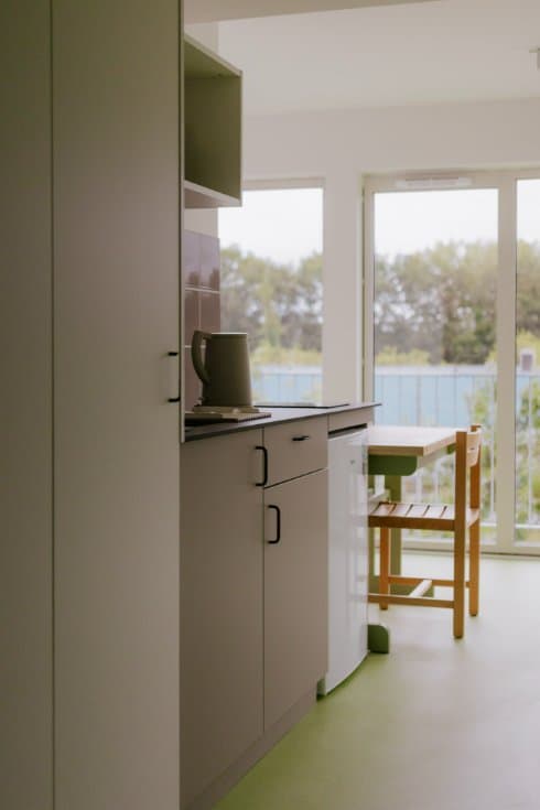 Kitchenette équipée du T1 avec rangements, Résidence Rosolino Bruz